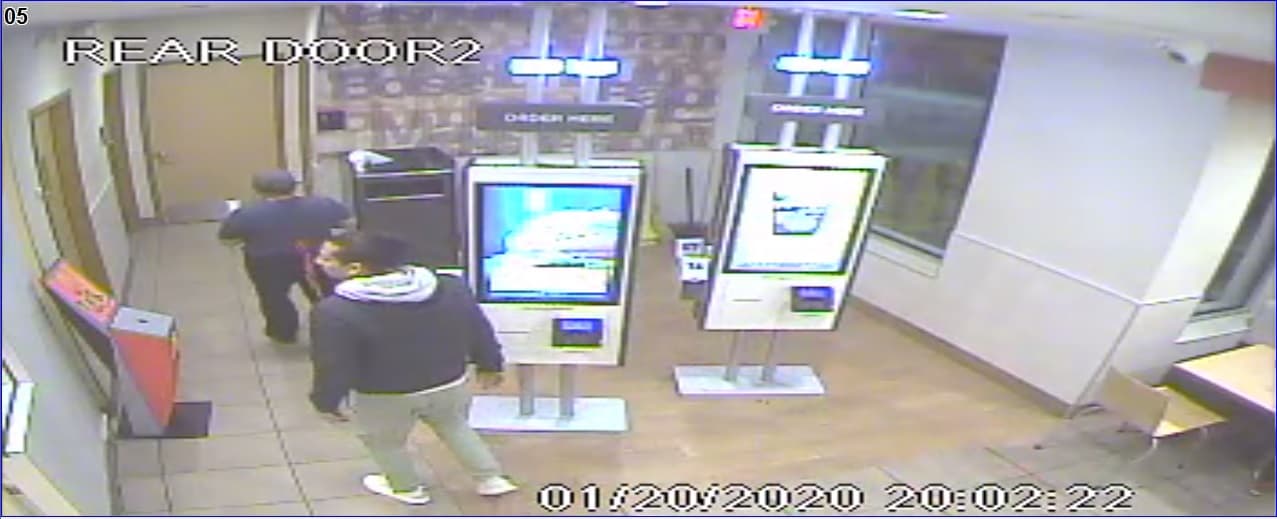 Estas son tomas de pantalla de una cámara de seguridad reveladas por la policía.