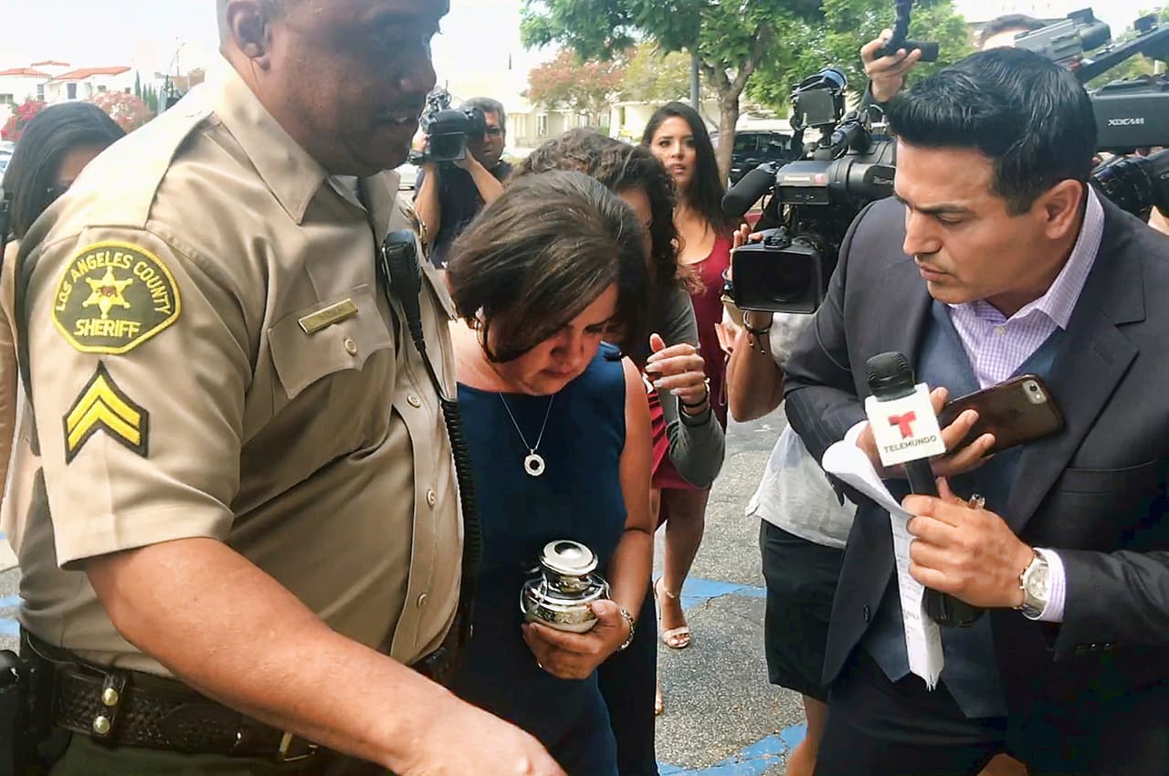 La madre, Ana Estévez, estaba sollozando en la corte, mientras llevaba en los brazos una urna con las cenizas de su hijo. Estaba rodeada de familiares, todos tomados de las manos y llorando.