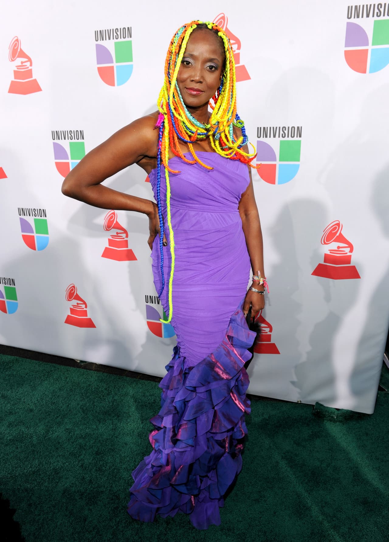 Además de su vestido que también era de un color muy "notorio", su cabello fue lo que más destacó.