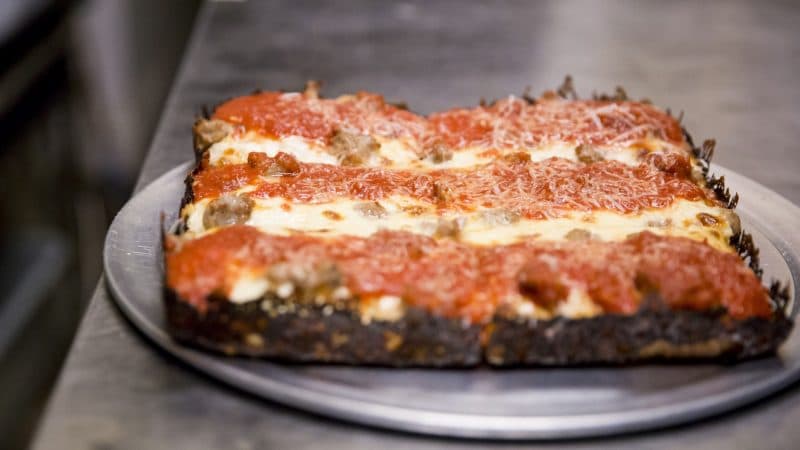 <b>Pizza Gutt:</b> Lo que comenzó como Pizza Gutt, una modesta concesión de bar en W / NW / N de Daniel Gutter, se ha extendido a lugares en Kensington y South Philadelphia. Gutter se ha ganado mucho amor tanto por sus pasteles redondos como por sus pizzas estilo Detroit con sus bordes crujientes de queso frito.Kensington: 
<b>Circles + Squares</b>, 📍
<a href="https://www.google.com/maps/place/2513+Tulip+St,+Philadelphia,+PA+19125/@39.9507456,-75.1640082,14z/data=!4m5!3m4!1s0x89c6c83bbca56bc1:0x730060e07df4e167!8m2!3d39.9811792!4d-75.1232396" target="_blank">2513 Tulip St.</a>