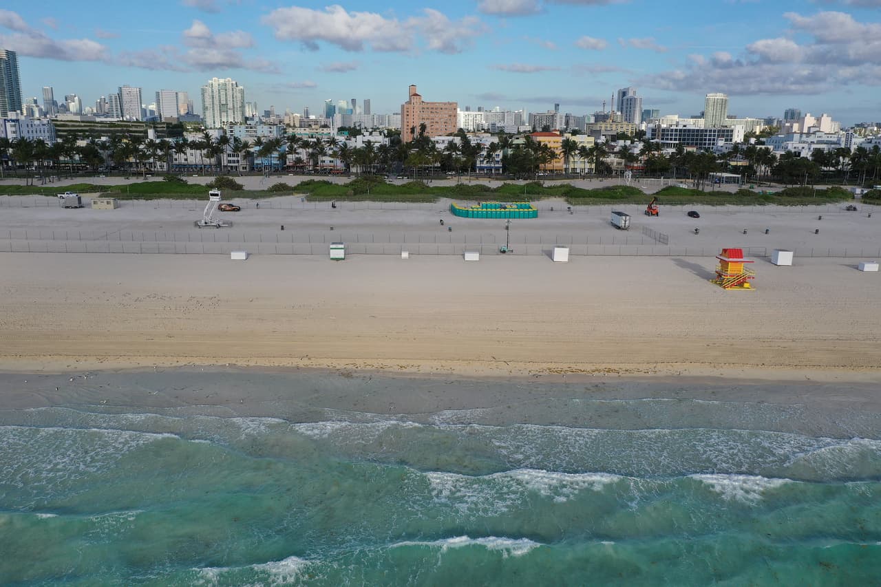 Las autoridades de Miami Beach ordenaron el cierre de las playas a mediados de marzo, cuando estaban colmadas de jóvenes en "spring break", para evitar la propagación del coronavirus.