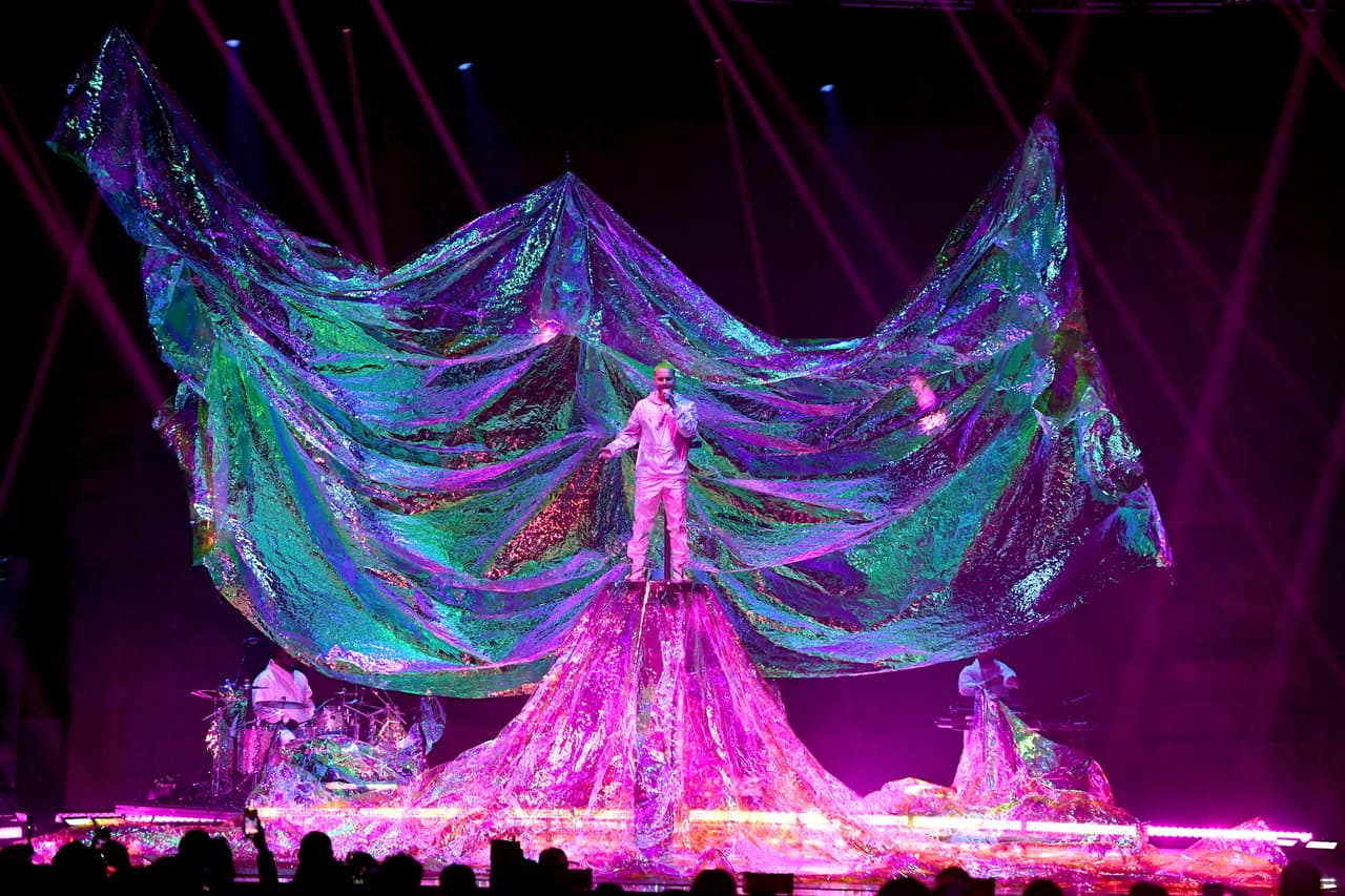 J Balvin Interpretó 'Vibras' junto con Carla Morrison.