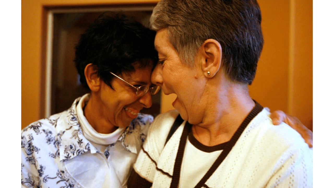 Olga Burgos, una de los menores que fueron extraídos del hogar de sus padres puertorriqueños en 1972, fue devuelta a su familia eventualmente después de haberse presentado la demanda colectiva que dio como resultado el decreto de consentimiento Burgos. Olga Burgos regresó a vivir con sus padres de crianza décadas después. Aparece con su madre de crianza en esta fotografía de 2007.