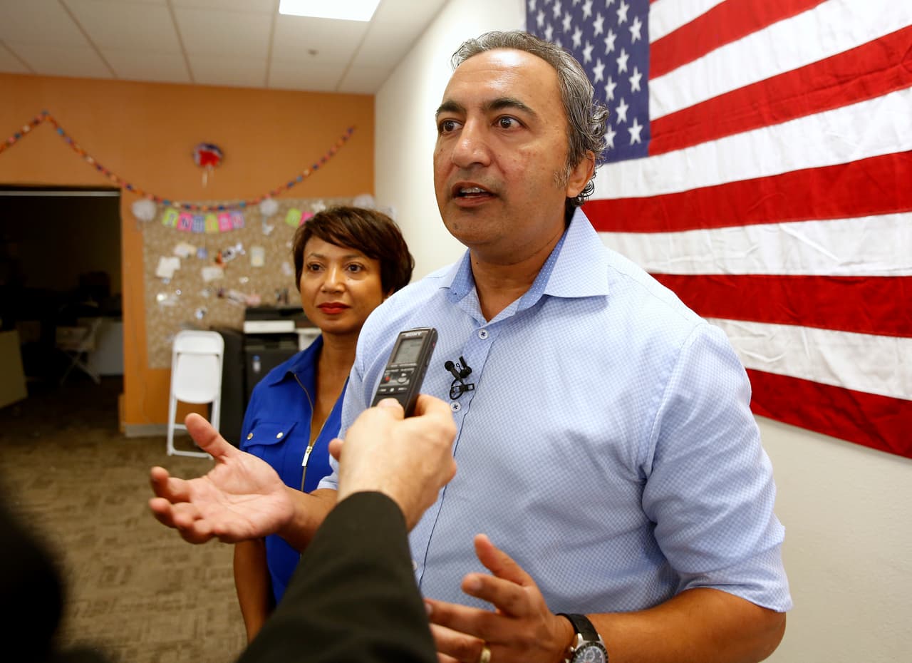 <b>Rep. Ami Bera </b>
<br>"Después de leer el Informe Mueller y presenciar las acciones del presidente, me ha quedado claro que el presidente Trump ha cometido delitos impecables y ha hecho todo lo posible para obstruir la justicia en varias ocasiones", dijo Bera en un comunicado de prensa el 24 de septiembre.