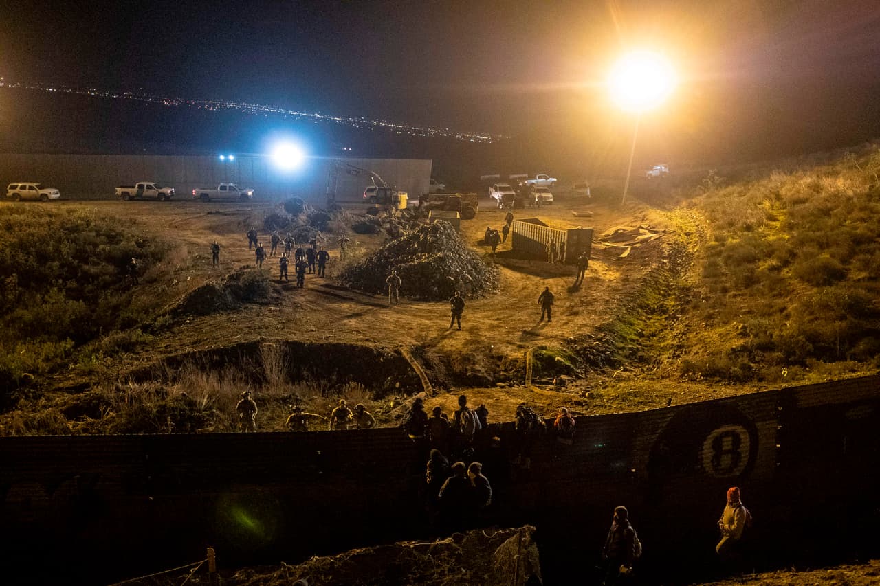 Estos migrantes forman parte de la caravana que salió de Honduras en octubre pasado. Hasta esta localidad fronteriza llegaron más de 5,000 personas con la esperanza de cruzar y pedir refugio alegando que escapan de la violencia y la pobreza en sus países.