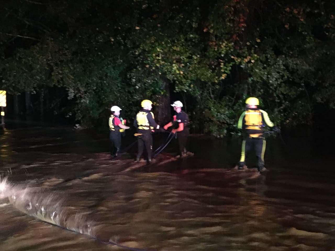Las dos personas rescatadas no presentaron lesiones, dijeron los bomberos.