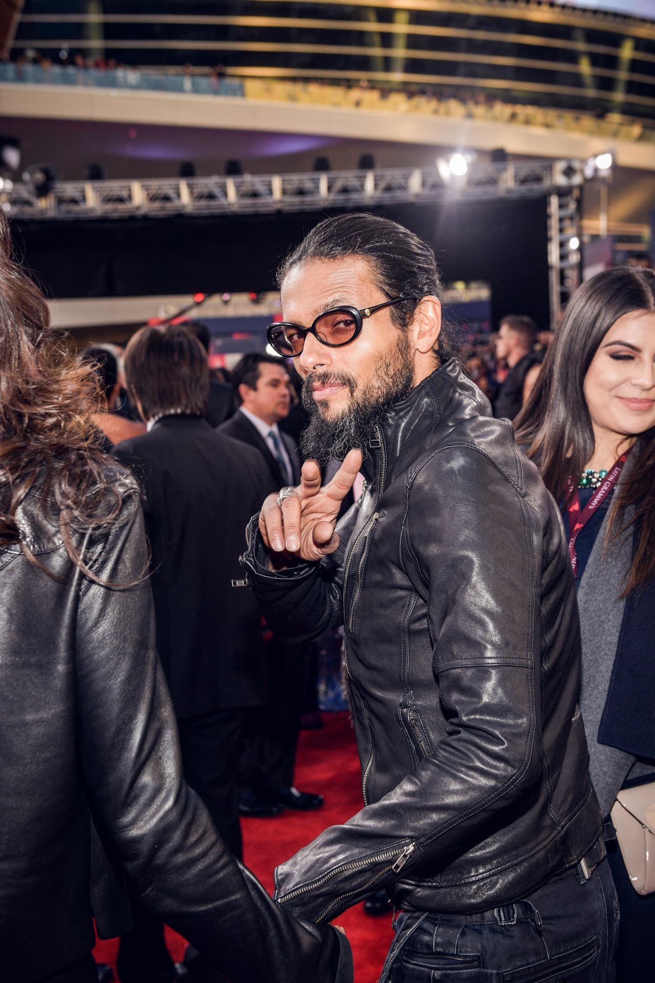 Robi Draco Rosa mandándonos un saludo en la alfombra.