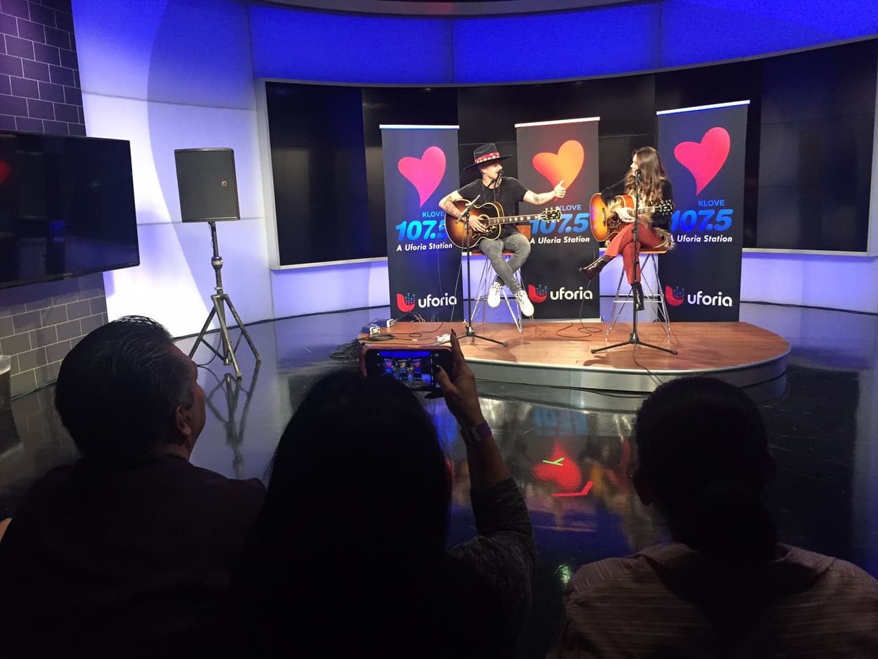 Ellos subieron cantando su '
<a href="https://www.youtube.com/watch?v=BuY7HYSDoTM">Espacio Sideral</a>'.