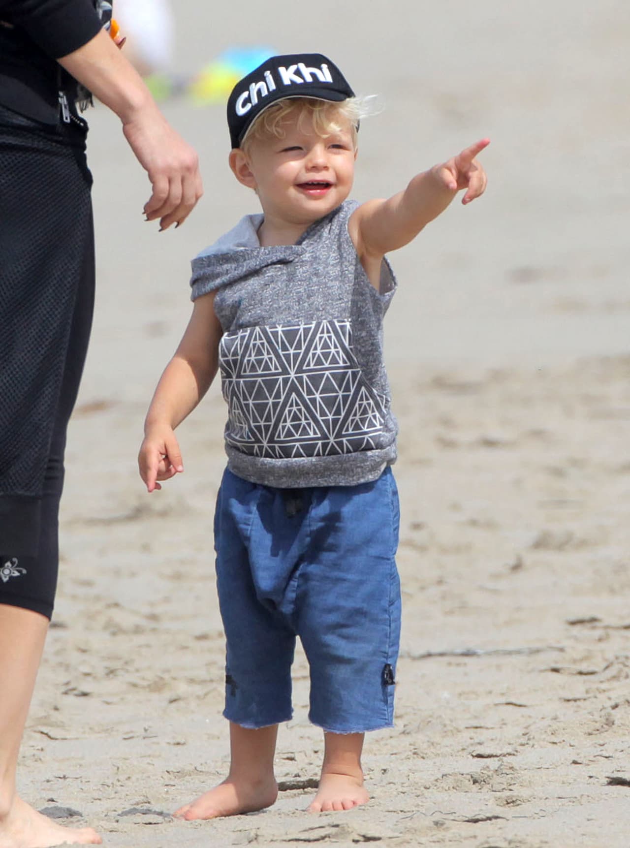 Con sus enormes ojos verdes y su cabello rubio rizado conquista corazones.