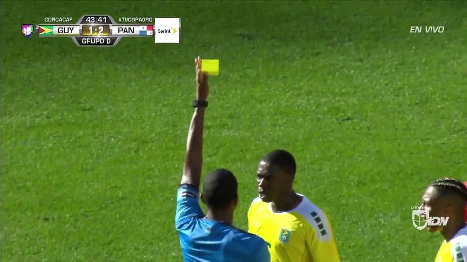Tarjeta amarilla. El árbitro amonesta a Jordan Dover de Guyana