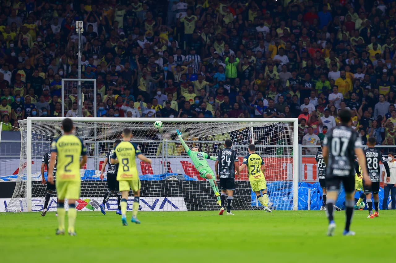 Hasta que al 54', Diego Valdés abrió el marcador para hacer explotar al Azteca. Sin embargo, su tanto terminó en el empate que por el momento deja fuera al América de la Final.