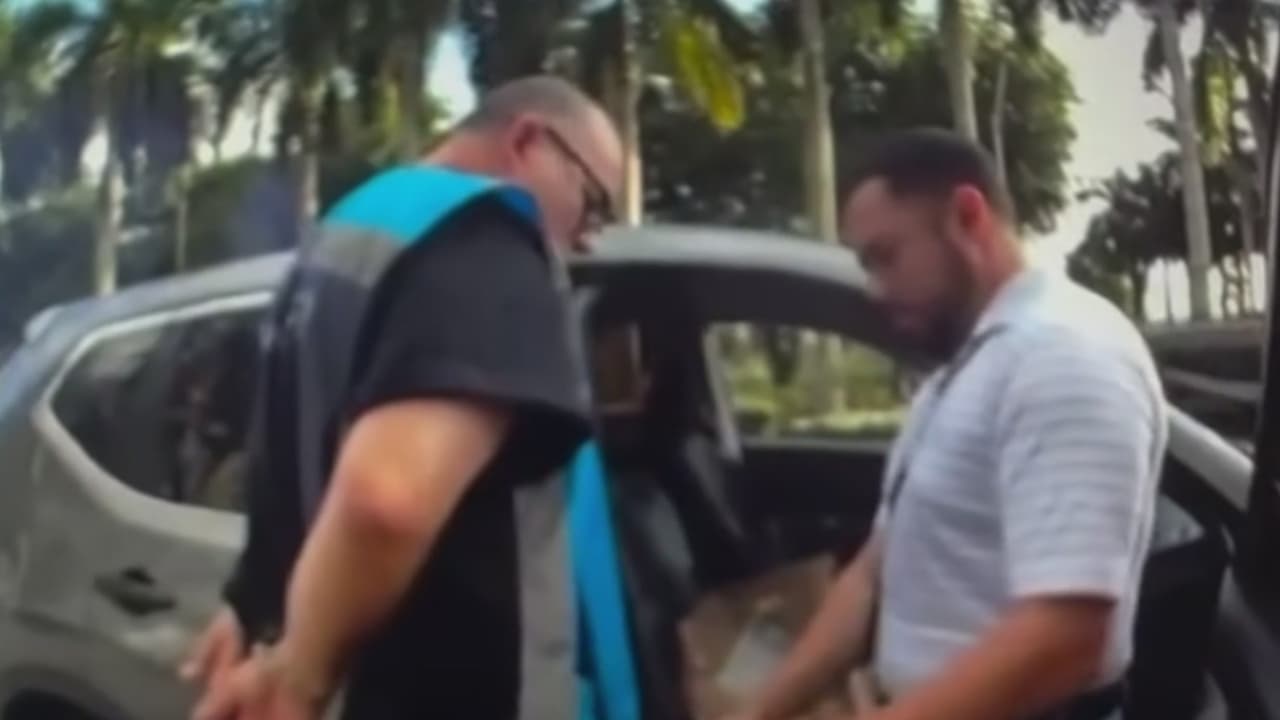 Arrestan a un hombre acusado de robar paquetes en condominio de Doral