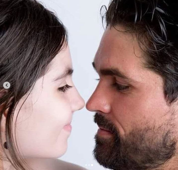 "Feliz cumple para mi ser favorito en este planeta llamado tierra, que te la quiso 
<b>poner difícil para celebrarlo</b>, pero eso no quita que te amemos inmensamente y que no te la puedas pasar como te mereces. Gracias por ser tan tú y existir en mi vida. Te amo", se lee.
<br>