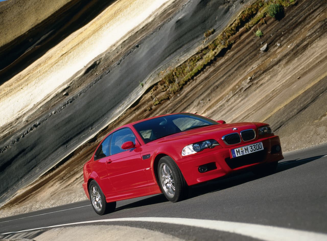 Ya en este siglo, más precisamente en el año 2001, BMW presenta el M3 basado en la generación E46 del Serie 3. Bajo el capó de la tercera generación aparece un motor de 6 cilindros en línea y 3.2 litros capaz de entregar 333 HP y 262 lbs-pie de torque. La velocidad máxima se mantuvo en 155 mph.