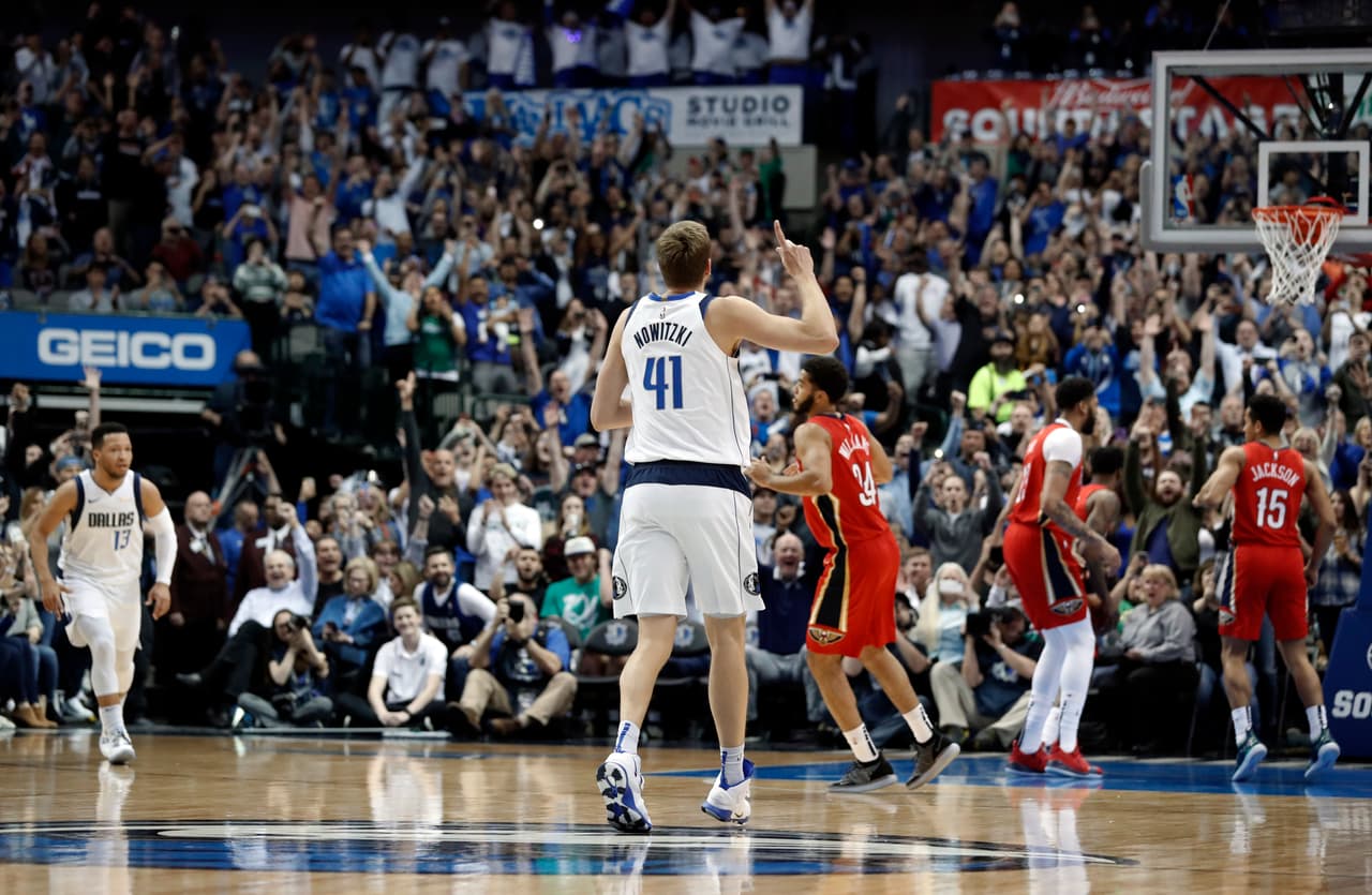 Antes de este partido, Nowitzki solamente necesitaba cuatro puntos para superar a Chamberlain, y para este partido fue titular, algo que ocurrió apenas por novena vez esta temporada. Su primera canasta fue un disparo desde unos 20 pies a pase del novato Jalen Brunson.