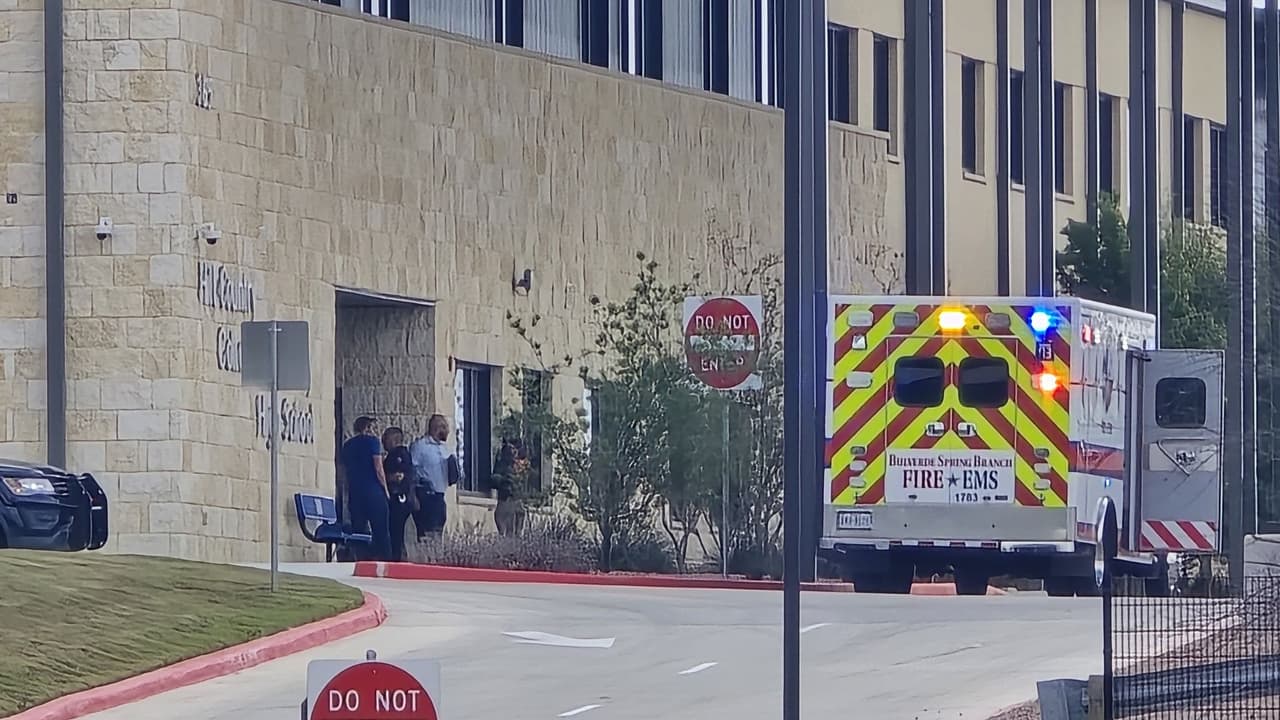 Las primeras imágenes muestran 
<b>patrullas, ambulancias y unidades tácticas llegando al campus</b>, mientras estudiantes y personal eran resguardados. La escuela fue puesta bajo 
<b>confinamiento preventivo (lockdown)</b>.