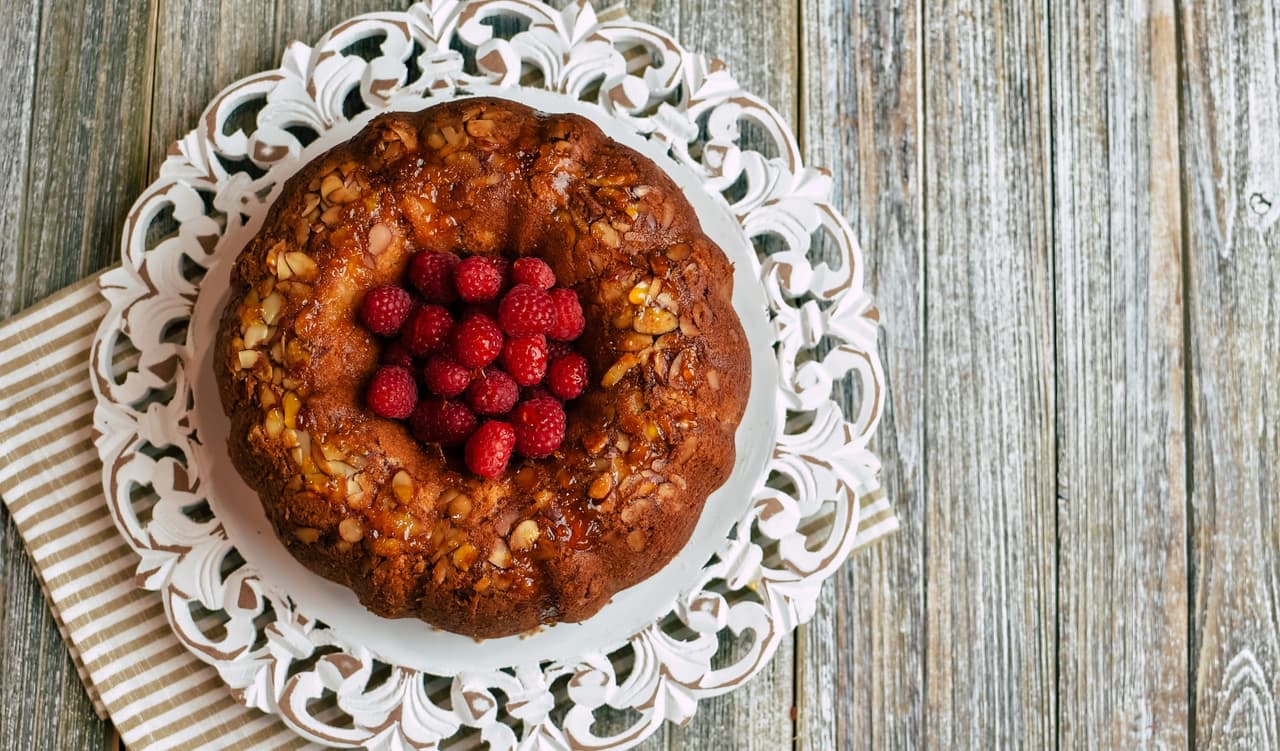 Panqué de almendras con frutos rojos