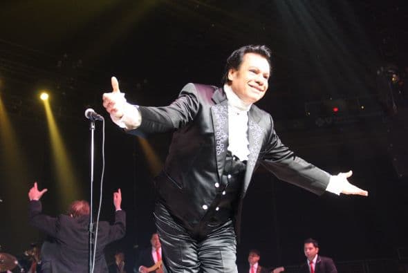 El Divo de Juárez, Juan Gabriel, hizo retumbar Phoenix con su música, su voz y sus bailes, enloqueciendo a miles de fans que llenaron el US Airways Center. Con un "¡Viva México!", Juanga arrancó su gira de conciertos del tour "Volver" ante un auditorio repleto que respondió con la misma pasión. Este ícono mexicano deleitó al público con sus grandes éxitos como "Querida", "El Noa Noa", "Inocente pobre amigo," y "Amor Eterno" entre muchos otros. El cantante se entregó por entero a sus seguidores, quienes cantaron, bailaron, lloraron y hasta aprovecharon para tomarse una selfie en un espectáculo que fue divertido y emotivo a la vez.
