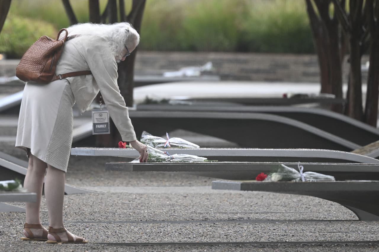 Muchos familiares llevaron flores al memorial que se colocó para no olvidar a las víctimas.