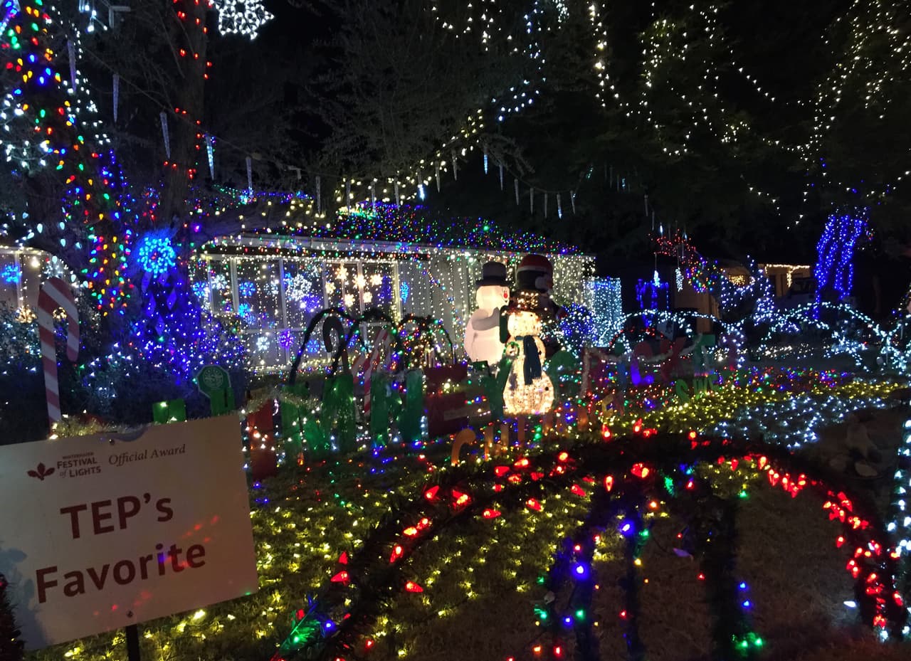 Miles de luces colorean la Navidad en el Festival Winterhaven de Arizona