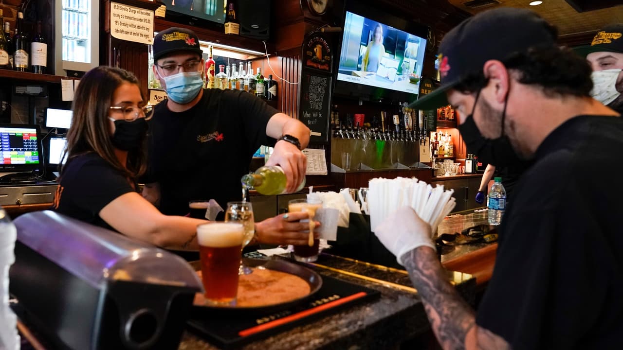 Los establecimientos que no sirven comida deben cerrar. Wolf agregó que las pautas actuales para comer al aire libre permanecen sin cambios y que se seguirán permitiendo cócteles para llevar y bebidas para llevar.
<br>