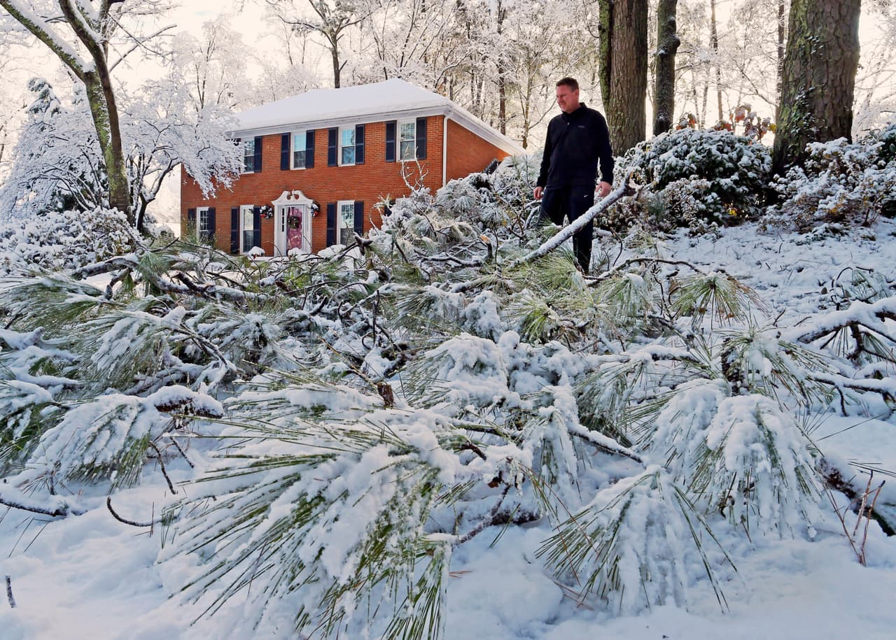 <b>Kennesaw, Georgia. </b>El vecino
<b> </b>Tom Virgili recorre su vecindario viendo las ramas rotas de pinos después de la fuerte nevada.