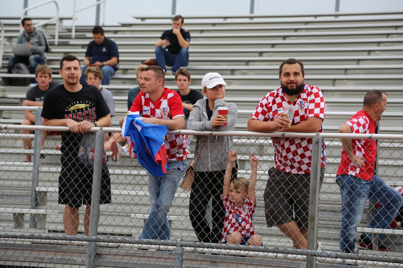 Algunos aficionados se dieron cita en el campo para presenciar el entrenamiento de su selección.
