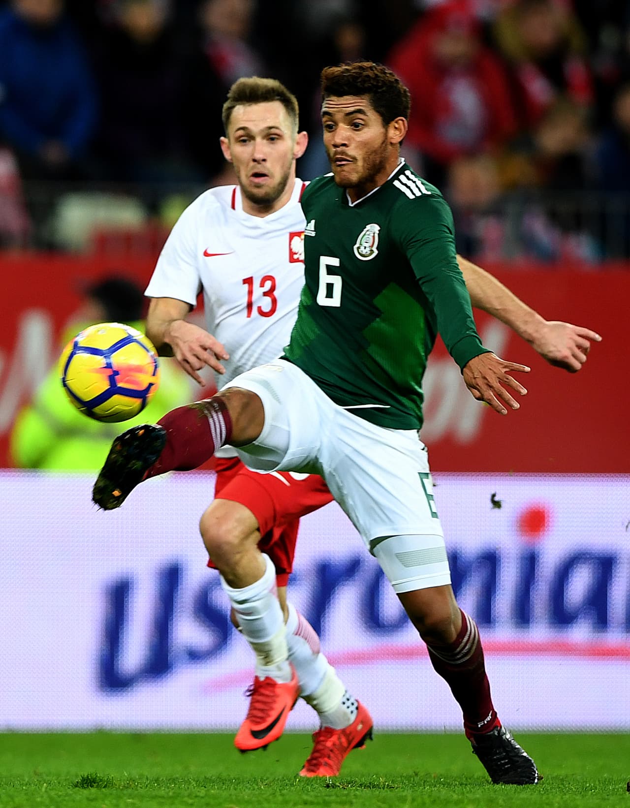 Jonathan dos Santos se ve cada día más cómodo en el medio campo y desde ahí se apoyó todo el grupo mexicano para la victoria - 8
