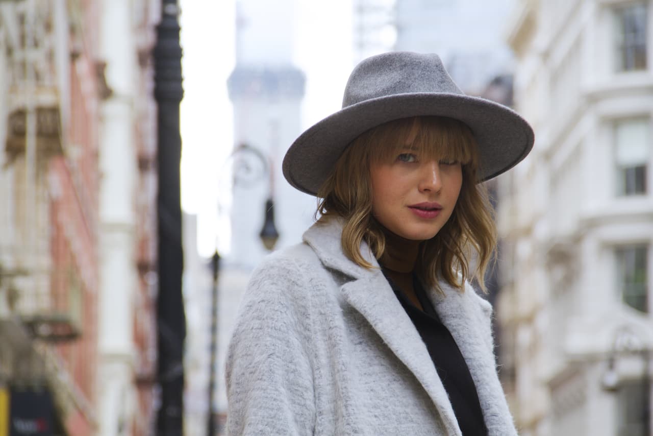 Los sombreros de fieltro de ala ancha se convierten en una efectiva manera de resguardar la cabeza del frío a la vez que juegan con un elemento de elegancia y atrevimiento.