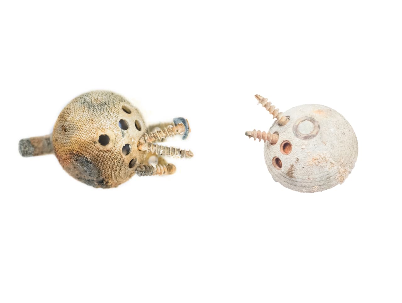 El componente acetabular de dos prótesis de cadera, con los tornillos que lo sostienen al hueso. "Me dijeron que los instrumentos serían llevados a Holanda, donde serían ordenados y fundidos para su reciclaje. Esto me interesó mucho y supe que quería documentar y seguir el camino de estos implantes", aseguró el autor de las fotografías.