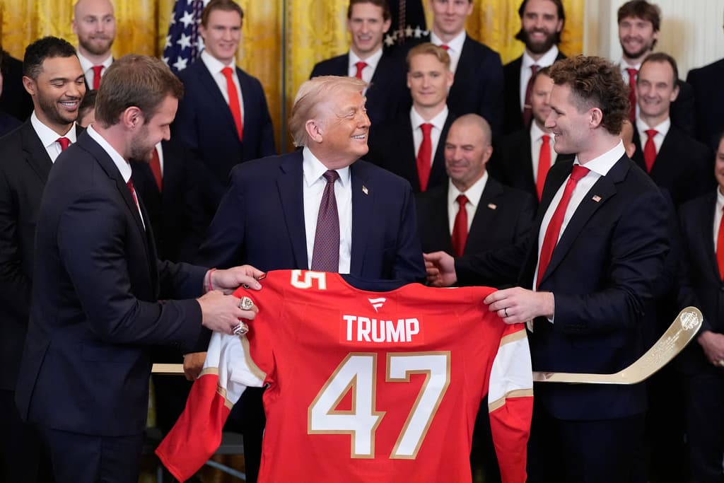 El presidente Trump sonriendo junto al jugador Matthew Tkachuk.