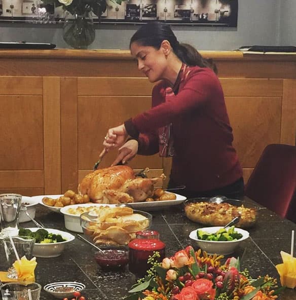 SALMA HAYEK
<br>Preparando su pavo