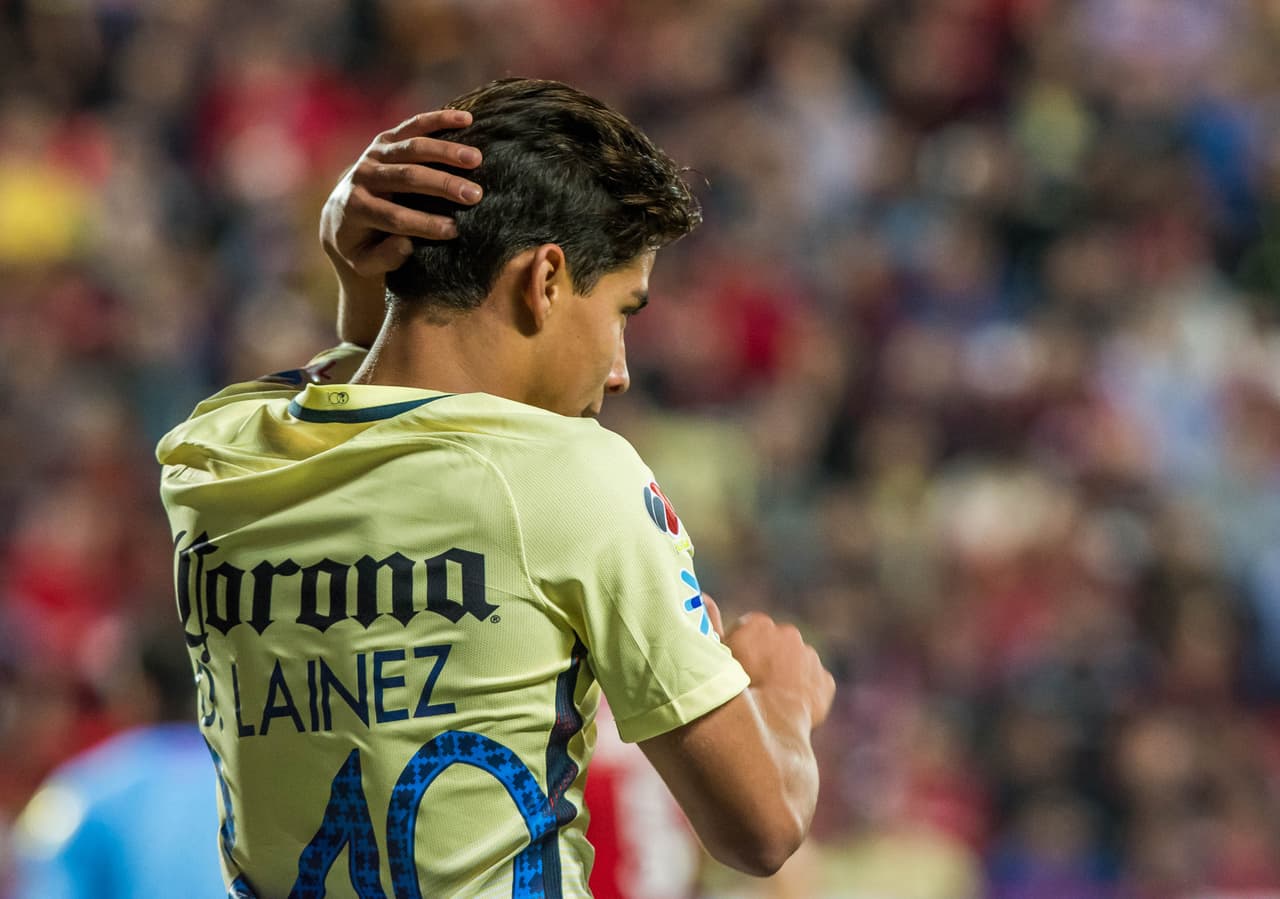 Y Diego Lainez fue convocado, salió al banquillo y La Volpe lo debutó contra el León, el jugador más joven en hacerlo con el América, apenas 16 años.