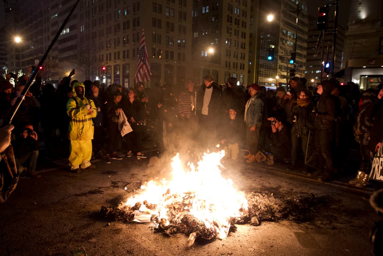 Algunos manifestantes quemaron objetos en la vía pública