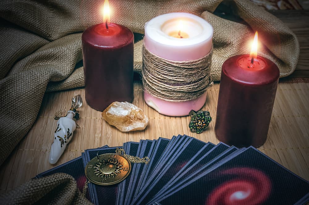 Para alejar estas vibras puedes apoyarte de amuletos o talismanes que tiene como función principal repelerla y alejarla de ti.
<br>