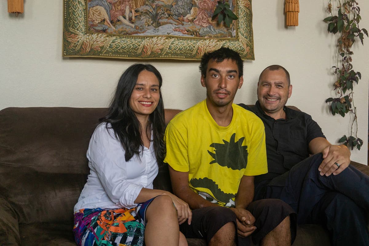 Matt Vinnola (centro) junto a su madre, Janet van der Laak, y a su padrastro, Onne van del Laak, en el apartamento de la familia en Denver, el 25 de julio de 2019. Vinnola regresó a su hogar por una semana, luego de pasar una semana en las calles de la ciudad.