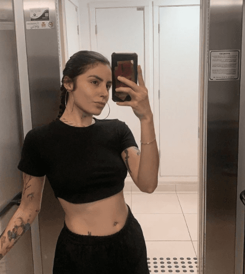 Esta ocasión hablaremos de 
<b>Raquel Gauthier</b>. Ella es una tatuadora brasileña que transforma las cicatrices de sus clientes en diseños que los hace sentir en personas seguras y con alta autoestima. 
<br>
<br>"Me tatué la cicatriz de una quemadura de un pie, ahí sentí un propósito mayor para mi trabajo”, dijo a 'Ego noticias', en junio de 2021.