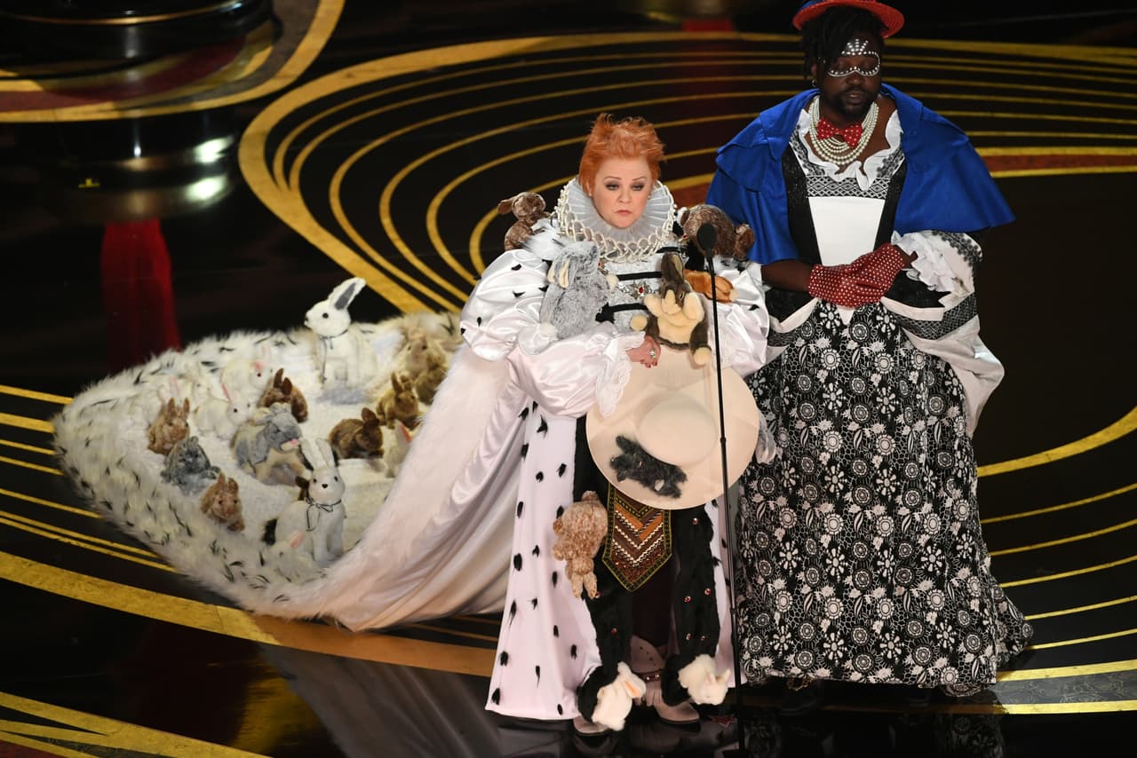 <b>Lo más extravagante: </b>La elección de los actores Melissa McCarthy al entregar el premio a Diseño de vestuario.