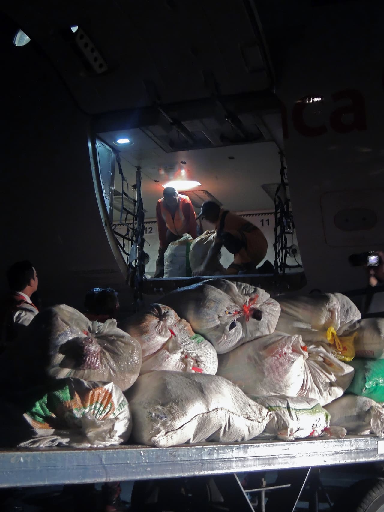 La ayuda llega de todos los puntos del país, donde se han multiplicado los centros de recepción de agua, alimentos, carpas, mantas y medicinas, entre otros efectos necesarios en medio de la emergencia.