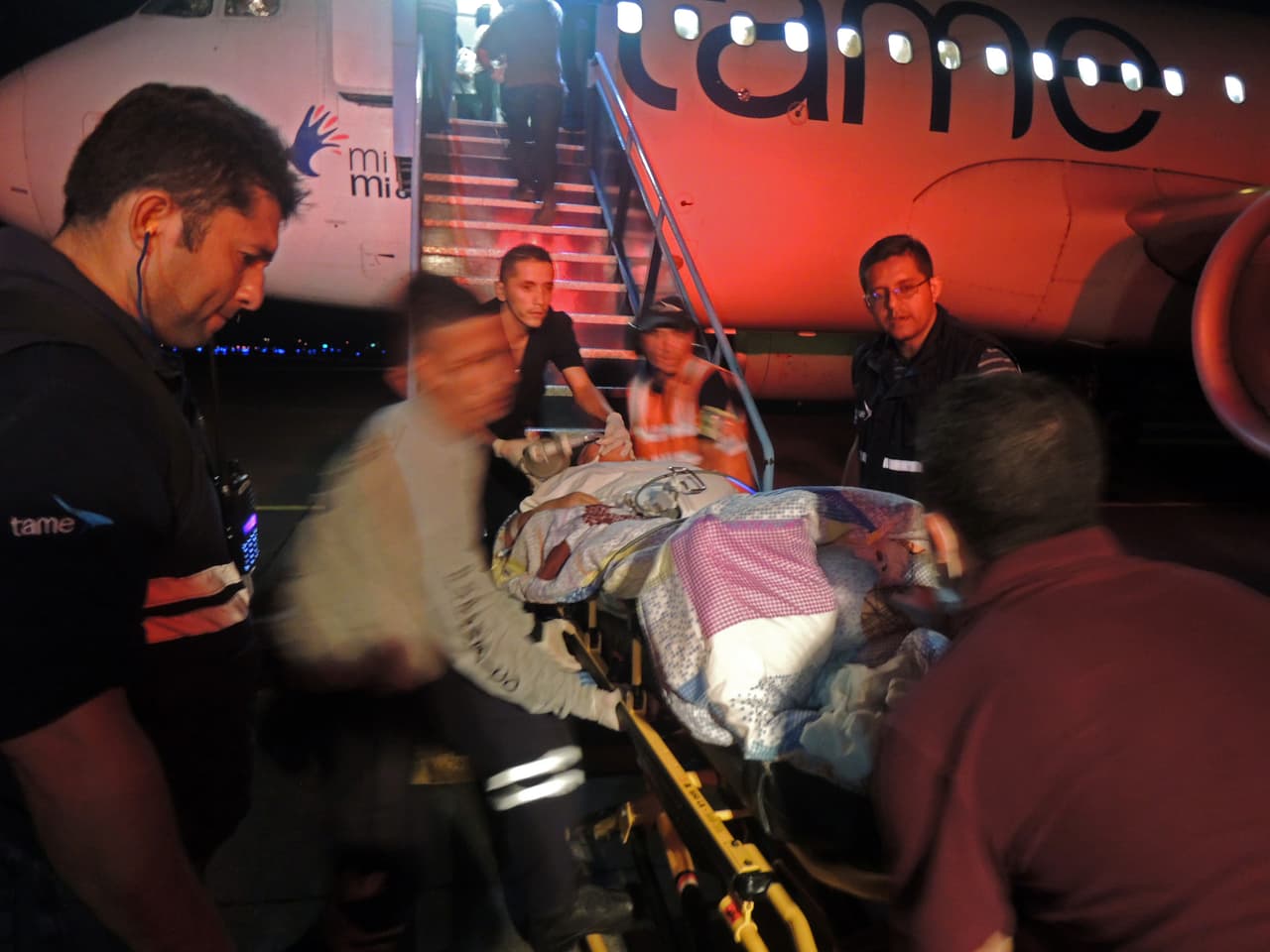 Mientras, los equipos médicos médicos siguen atendiendo a los heridos.