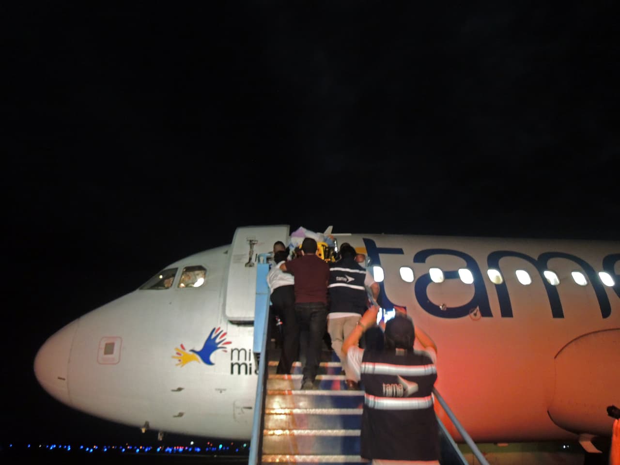 Por otra parte, este lunes se intensificó el envío de ayuda a las zonas más afectadas, principalmente en las provincias de Manabí, Esmeraldas y Santa Elena, declaradas en emergencia junto a Guayas, Santo Domingo de los Tsáchilas y Los Ríos.S