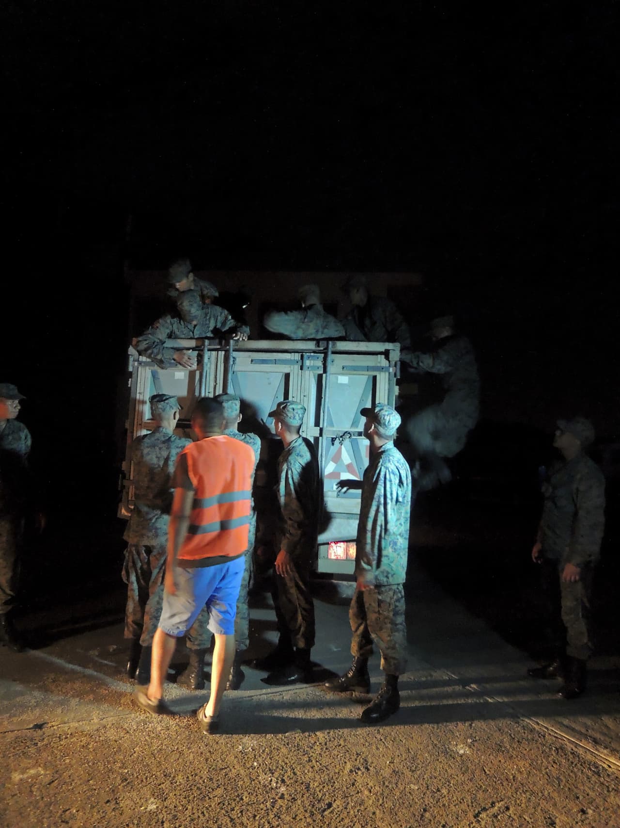 Muchos vecinos lamentan que en medio de la devastación, no tienen información de lo que sucede. En muchos lugares sigue sin haber luz, agua ni señal telefónica.