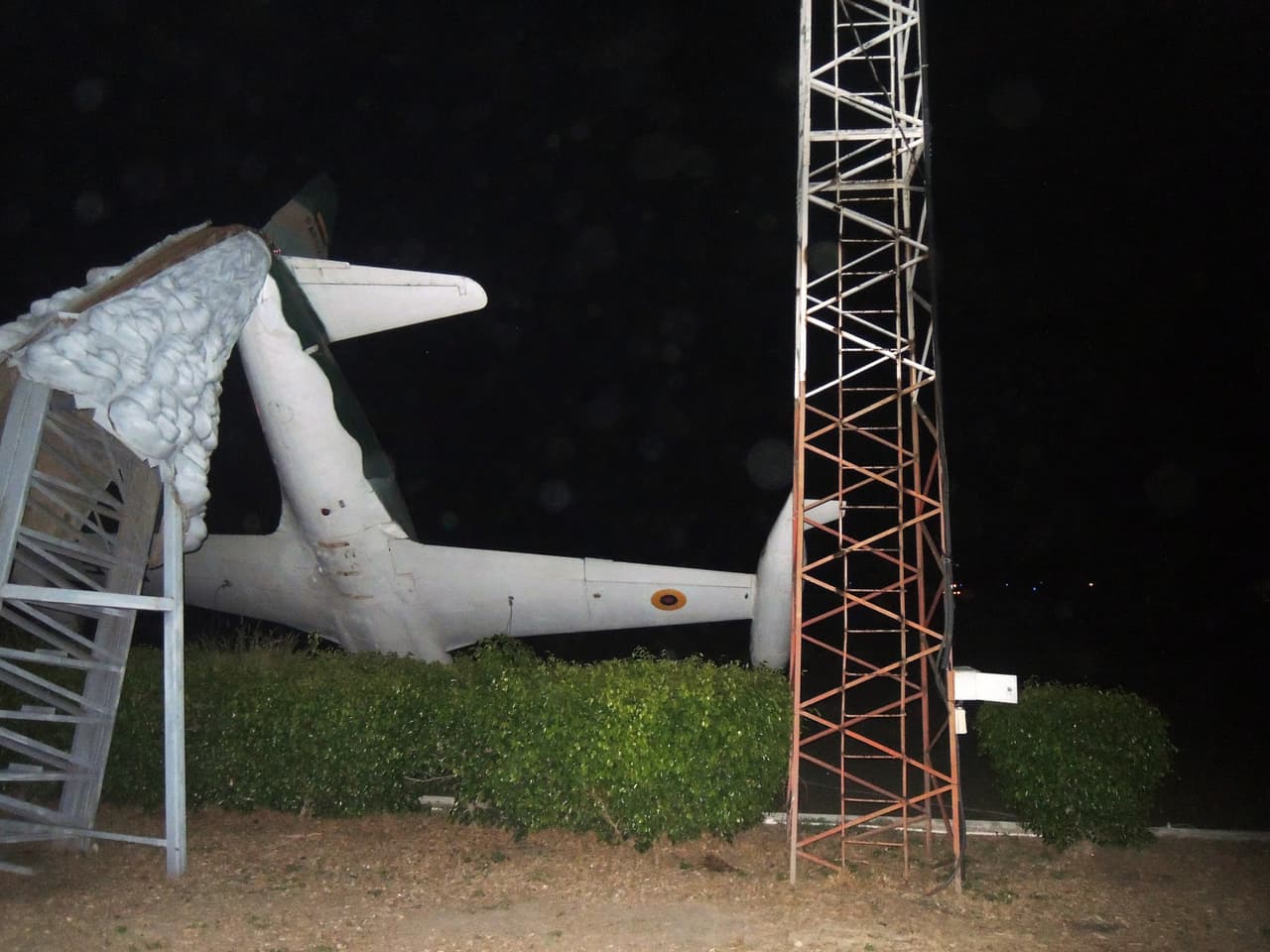 En estas localidades, a unos 90 kilómetros de Pedernales, mucha gente lleva desde el sábado durmiendo a la intemperie porque se ha quedado sin casa o por temor a nuevas réplicas.