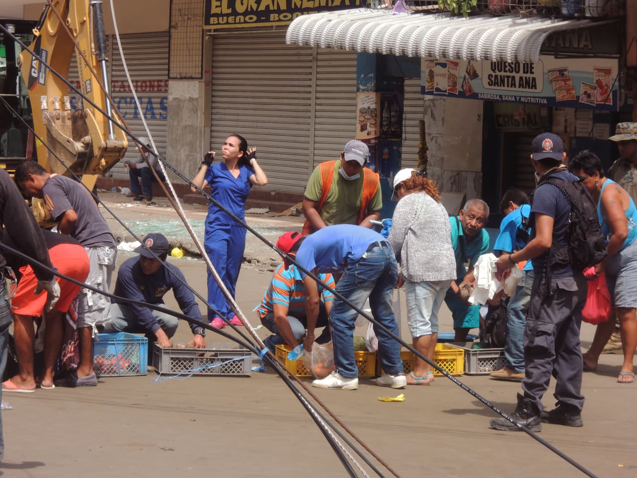 La posibilidad de sufrir un desabastecimiento llevó a decenas de ecuatorianos a hacer fila ante los supermercados y se comienza a acusar un aumento de los precios en productos básicos como el agua.