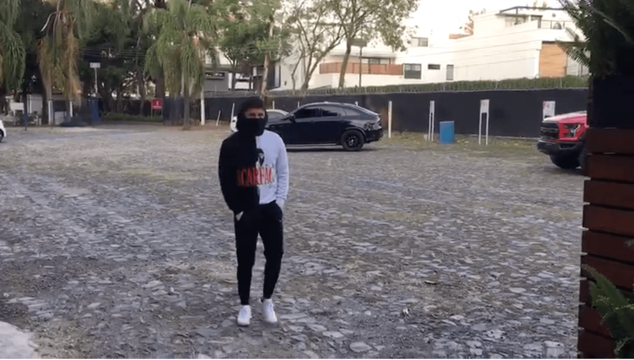 'Chofis' López llegó prácticamente cubierto por completo.