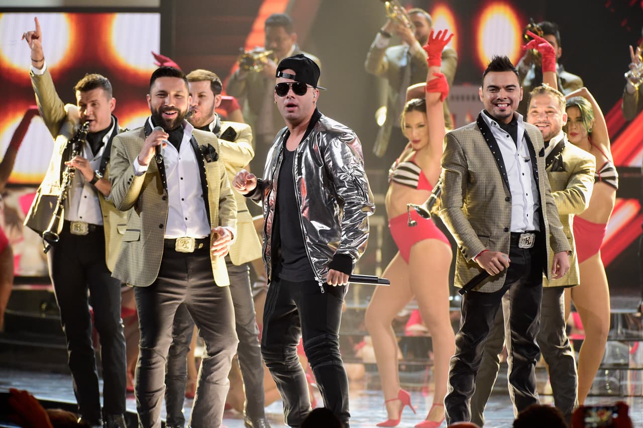 ¡Dupla explosiva! Banda el Recodo y Wisin pusieron a bailar al público con ‘Mi vicio más grande’ y ‘Las fresas’.