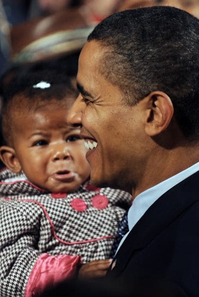 Una bebé llora en brazos del Presidente Barack Obama luego de un discurso sobre economía en las instalaciones del Carbon Community College en Allentown, Pennsylvania, el 4 de diciembre de 2009.