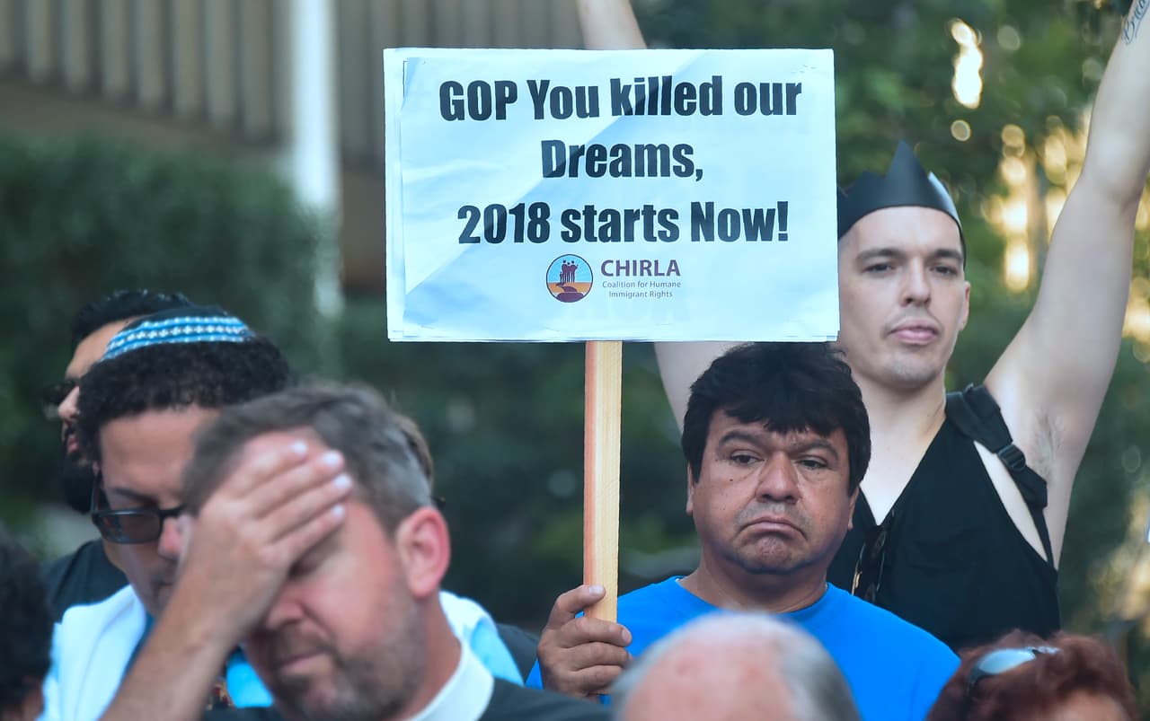 Un grupo de manifestantes durante el discurso de Jeff Sessions, en Los Ángeles, California.