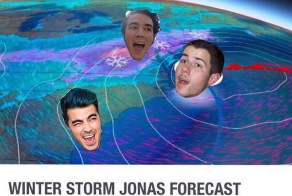 La gente no pierde el humor ante el terrible clima.