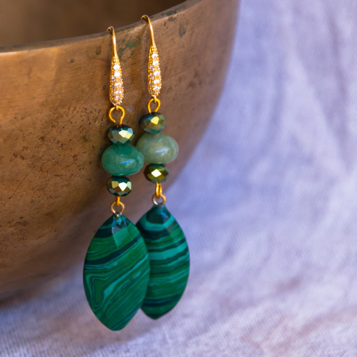 Y es que así como es poderosa en el esoterismo, realmente es una piedra considerada muy tóxica y venenosa. Solamente debe usarse si está pulida y trabajada y siempre para uso externo. Jamás debe respirarse su polvo ni lamerse ni mucho menos molerla o preparar un elixir con la piedra porque repetimos, sus efectos son peligrosos.